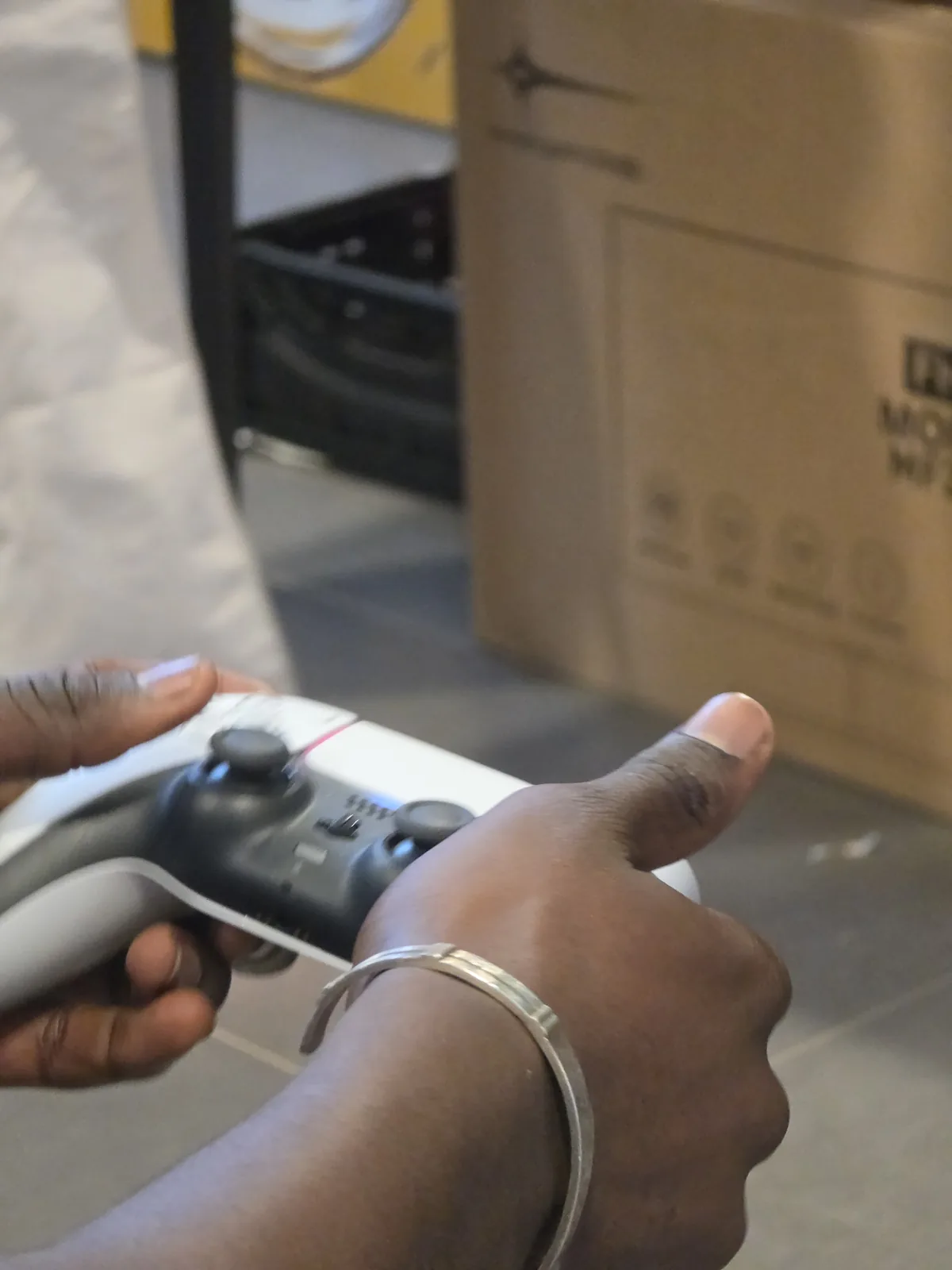 Gros plan sur les mains d'un participant tenant fermement une manette de jeu pendant un match du tournoi